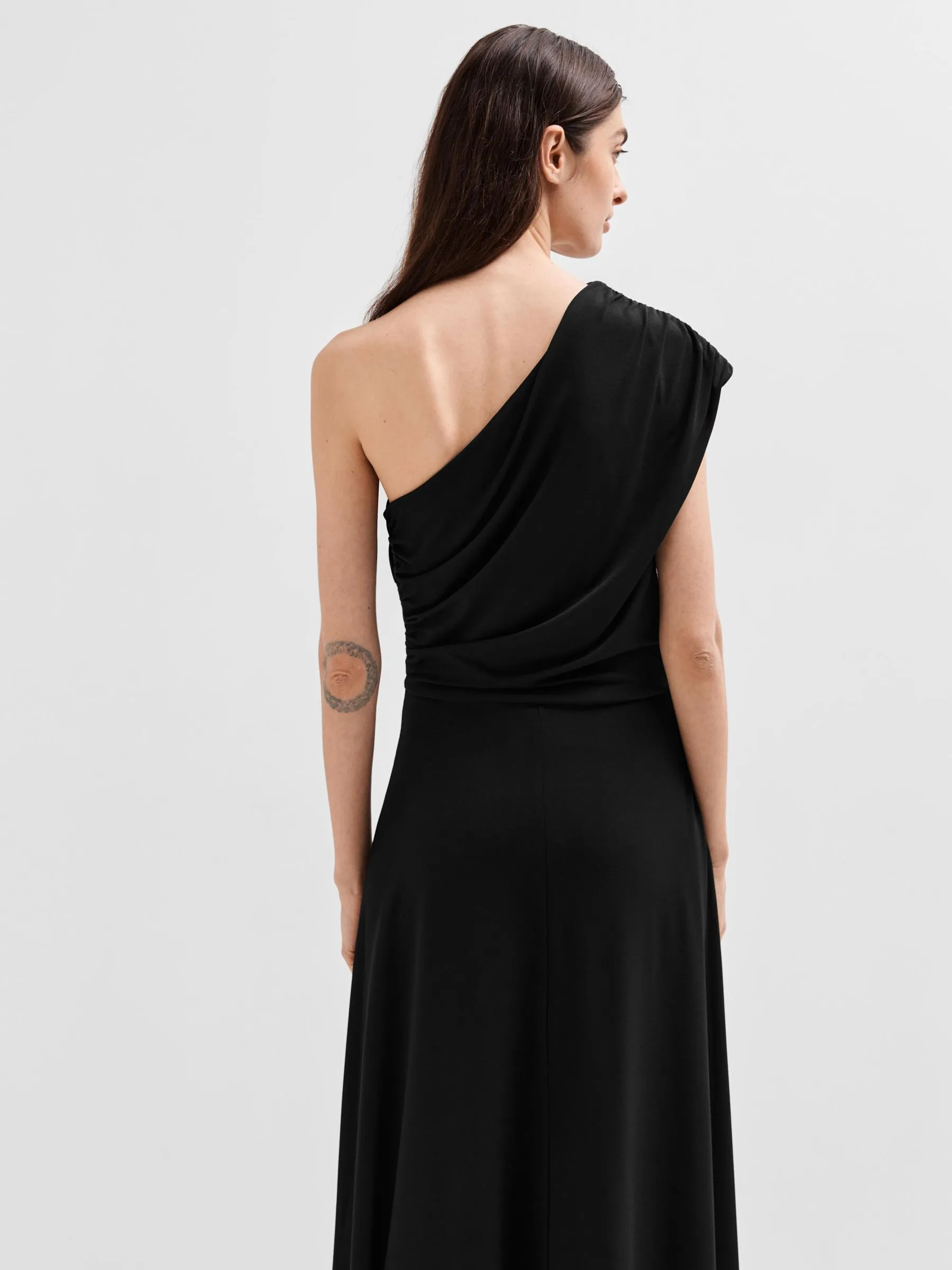 GERAFFTES ONE-SHOULDER KLEID