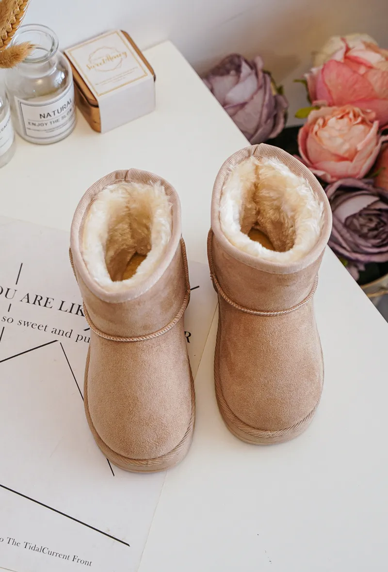 Klassische gefütterte Stiefel für den Winter