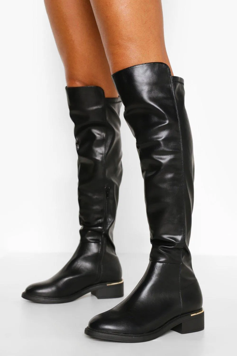 Kniehohe, flache Stiefel mit breiter Passform
