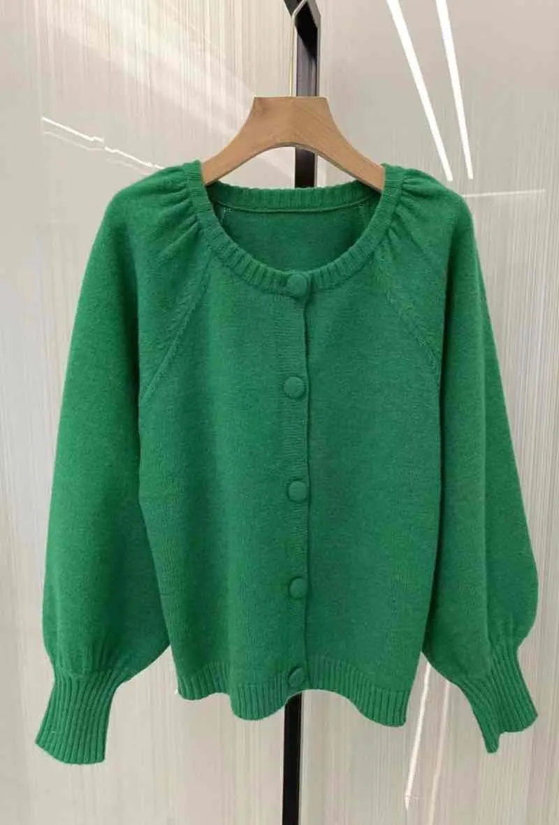 Short cardigan. round neck. puffed sleeves