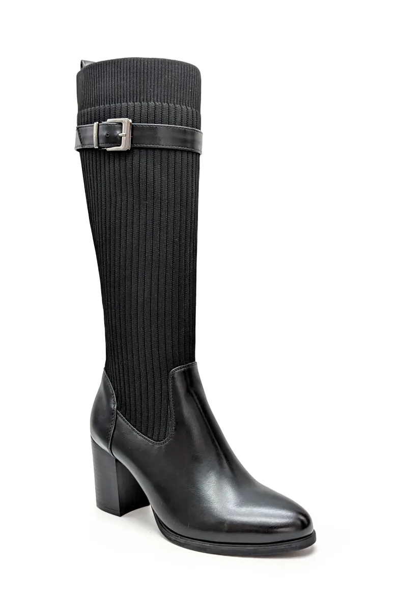Stiefel mit elastischem Stoffoberteil und einem Riemen