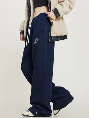 Vintage-Jogginghose mit Buchstabenmuster und Kordelzug an den Füßen