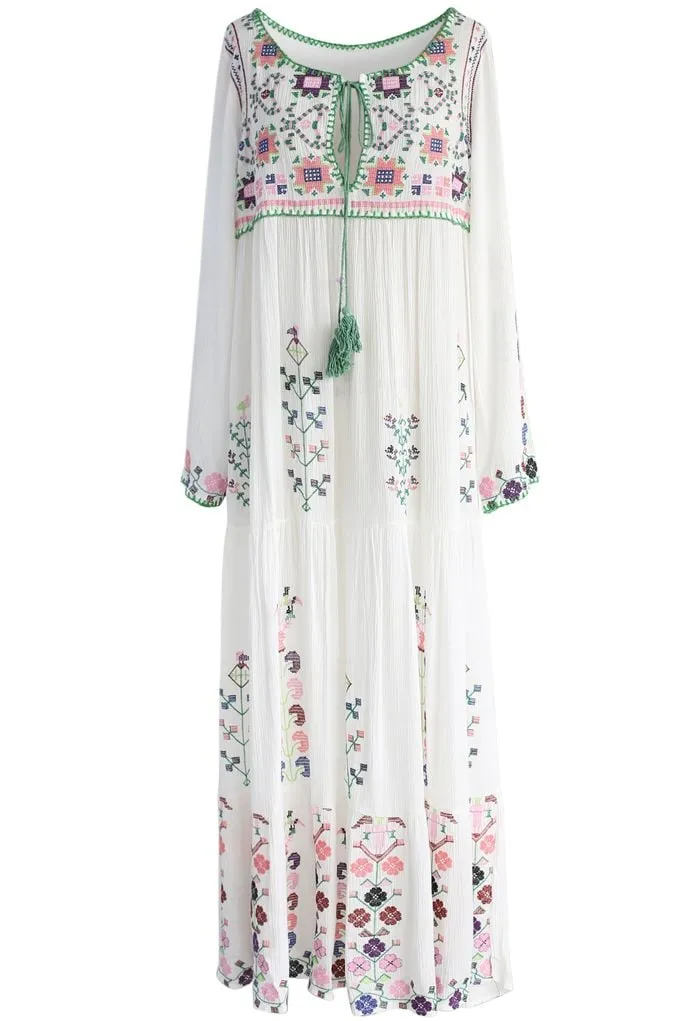 Wiese der weißen Blumen - gesticktes langes Kleid